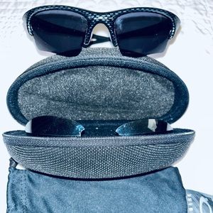 Mens Oakley sunglasses with extra lens and case.